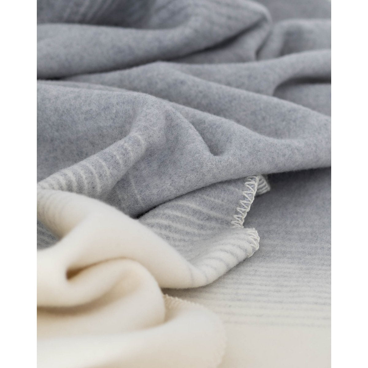 Merino & Cashmere Bed Blanket – Silver Cloud