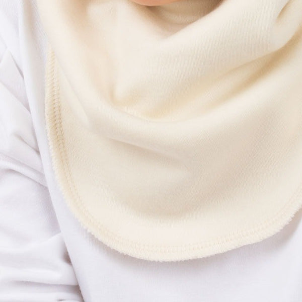 Close-up of the soft merino neck – white